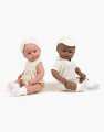 minikane-vetements-poupees-bambinis-47cm-yaelle-habillee-de-son-ensemble-charlotte-en-double-gaze-ecru-augustin-duo-assis.jpg
