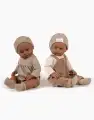 minikane-dressing-poupees-bambinis-augustine-barboteuse-chevrons-beige-augustin-salopette-milleraie-chataigne.webp