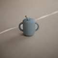 mushie-silikonowy-kubek-ze-slomka-powder-blue (1).jpg